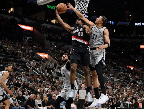 NBA直播赛后情书:福克斯砍下25分,带领缺少主力的马刺以112-101战胜开拓者